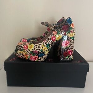 Betsy Johnson, size 7, Floral print heel